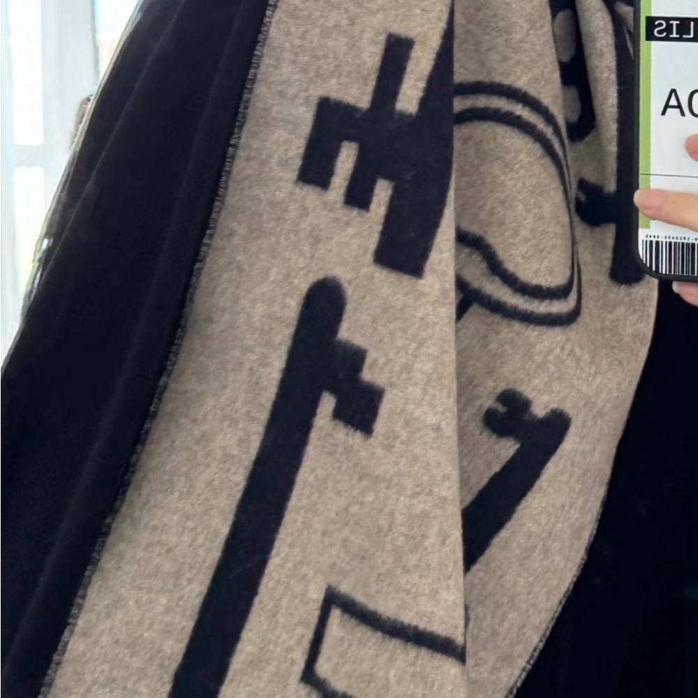 hermes cashmere Stylish Black and Tan Home Accent Throw scarf brand new
